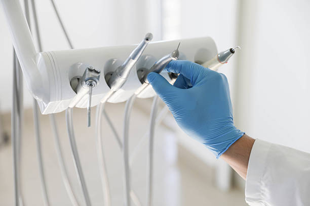 Professional Tooth Extraction technician working in Henderson County County, IL